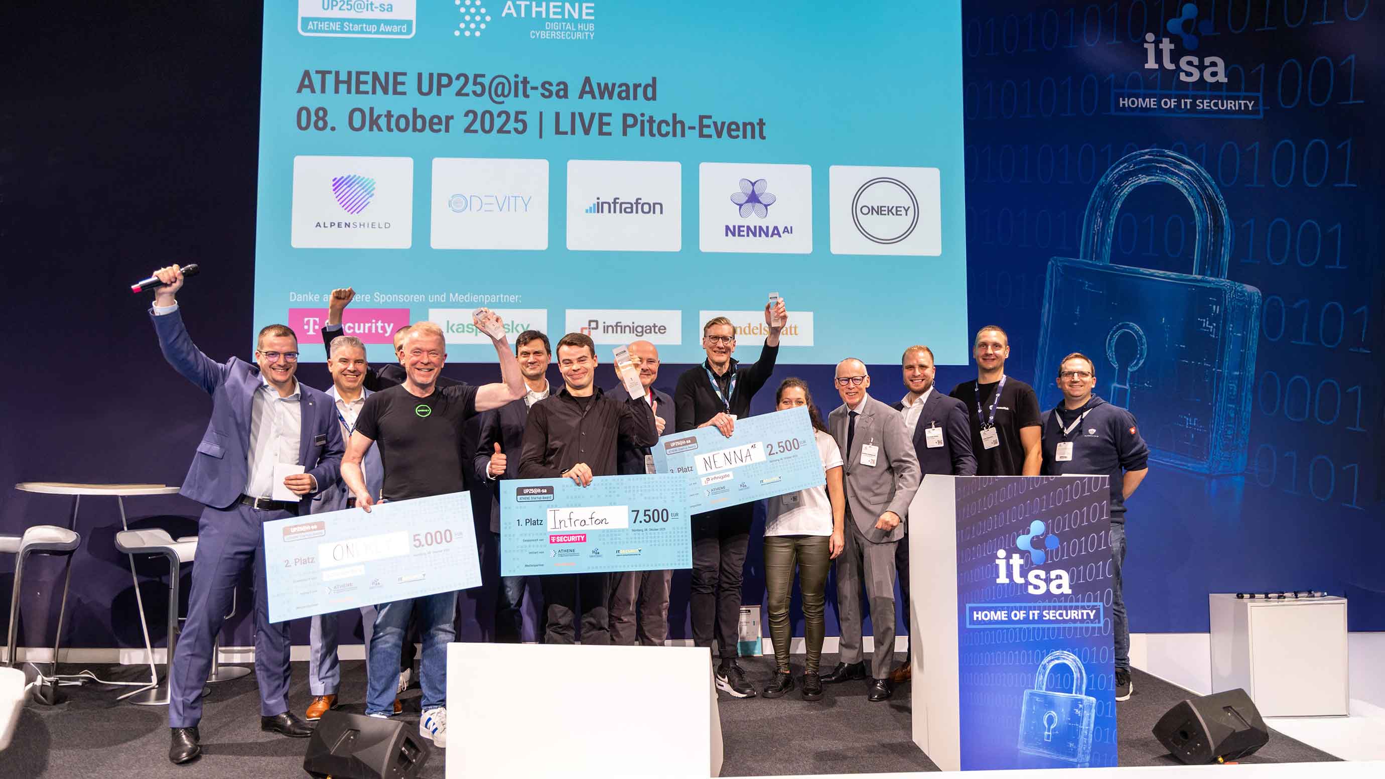 Die Gewinner des ATHENE Startup Awards stehen auf einer Bühne mit Trophäen in der Hand