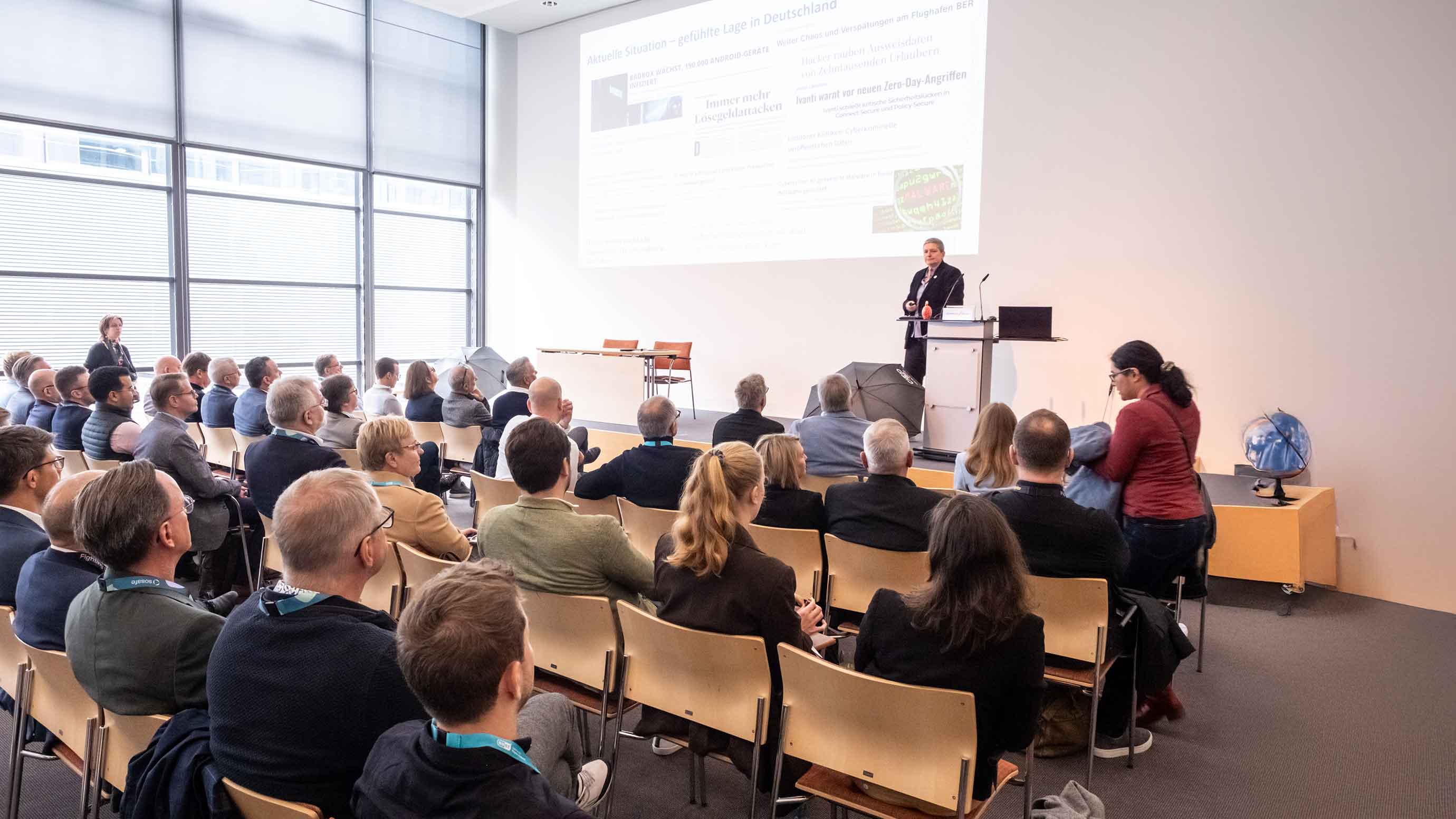 Sprecher bei den offenen Foren der it-sa Expo&Congress vor Publikum