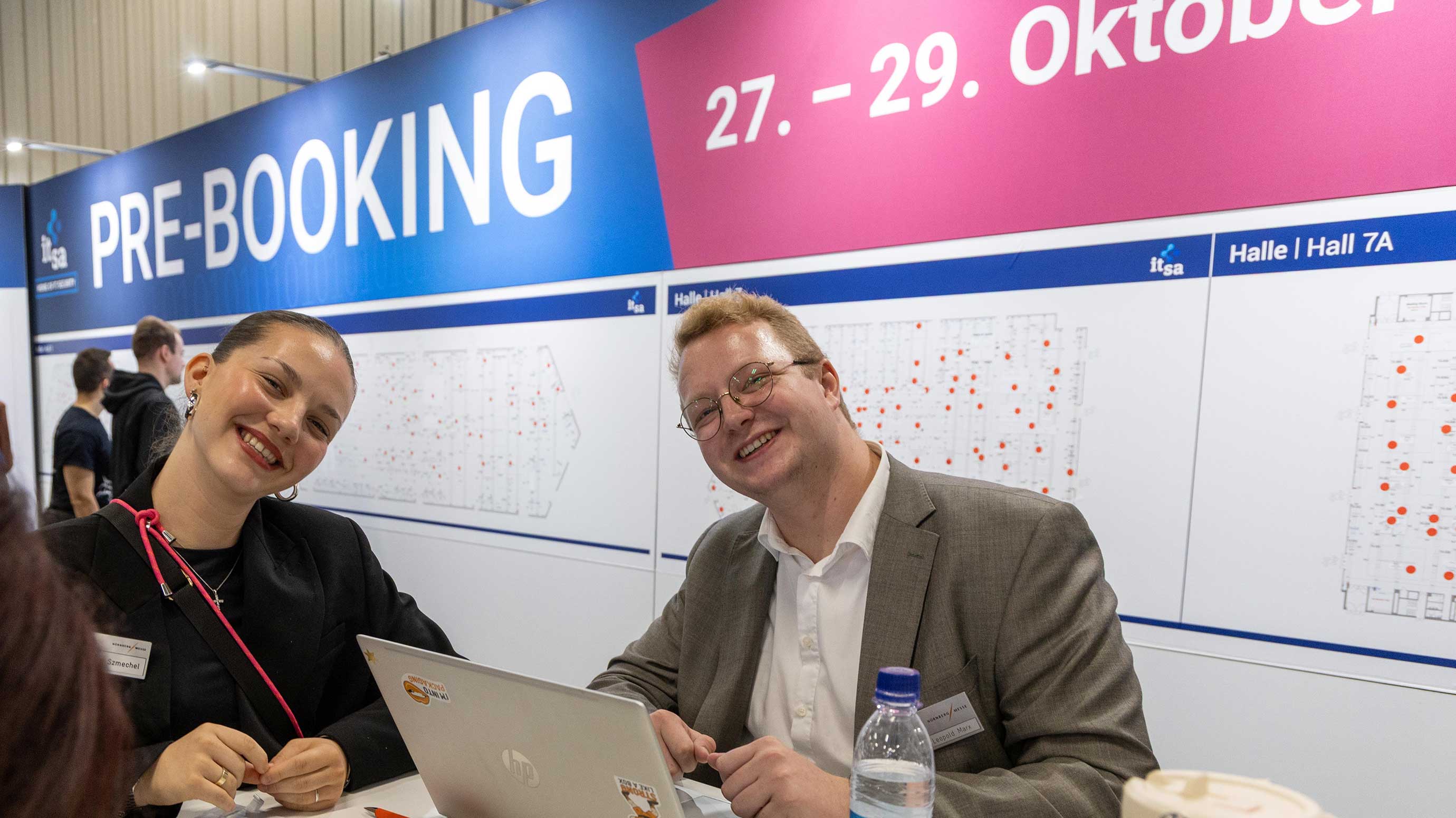 it-sa Mitarbeiter am Prebooking-Stand
