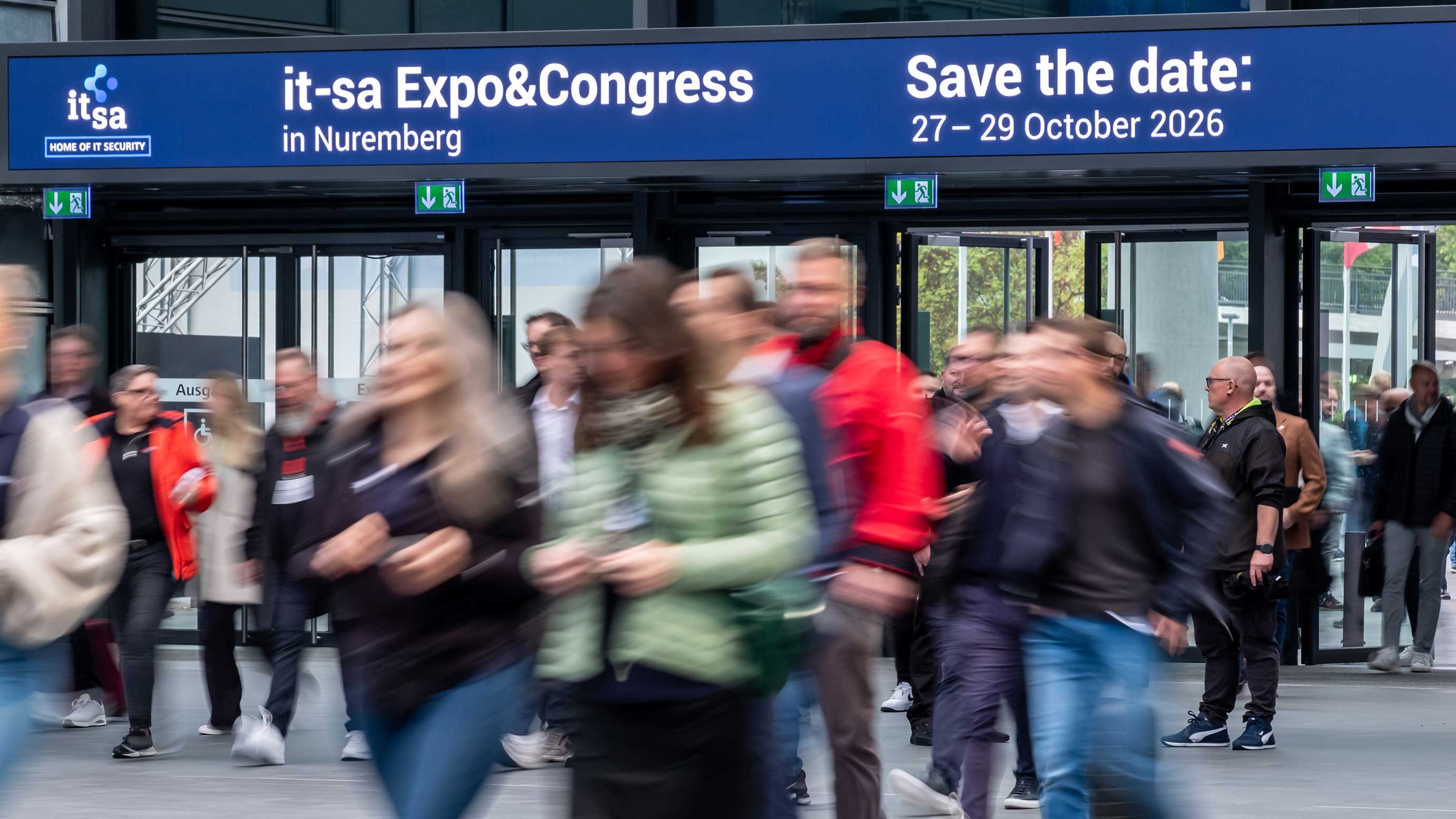 Besucherstrom am Eingang Mitte und Save the Date